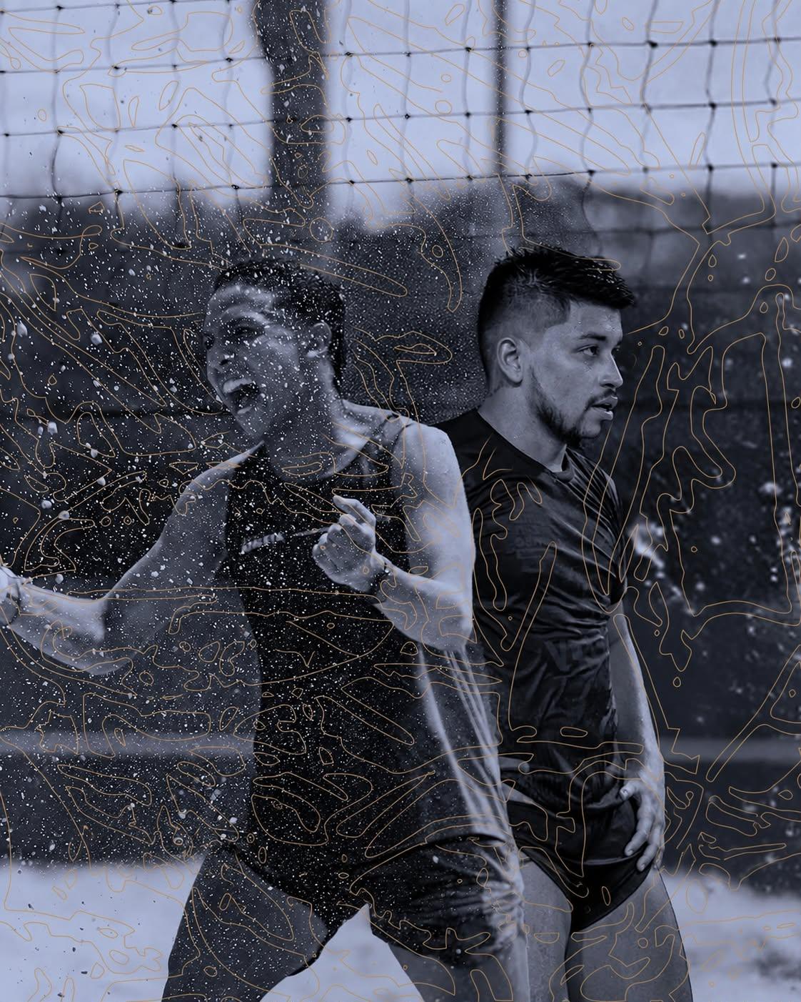 Atletas disputando uma bola na areia